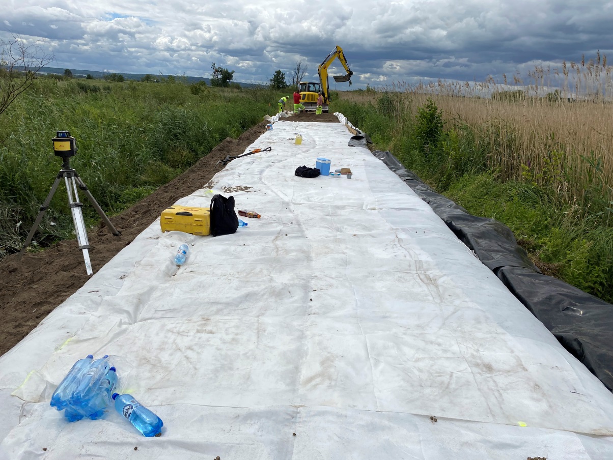 odcinek km 2+000 do km 4+000 na wale przeciwpowodziowym wzdłuż rzeki Chełszcząca i jeziora Dąbie 