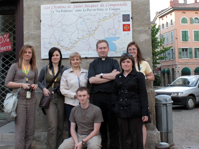 Uczestnicy wyjazdu studyjnego na jednym z najważniejszych punktów początkowych Via Podiensis w Le Puy (Francja)