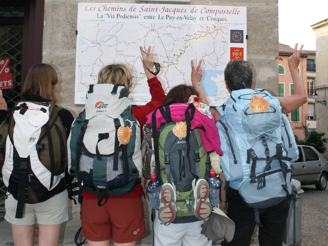 Turyści-pielgrzymi na starcie wędrówki na Via Podiensis w Le Puy (Francja)