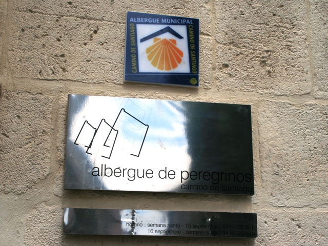 przewaznie są one oznakowane muszlą - to przykład oznakowania schroniska w mieście