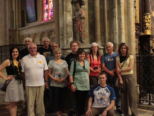Pamiątkowa fotografia z francuskimi przyjaciółmi Chemin de St. Jacques w będącej na Jakubowym Szlaku bazylice Św. Michała w Bordoux. W tle postać Św. Jakuba.