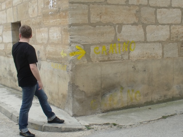 na wsi czasem bywa takie oznakowanie - żółta strzałka na ścianie budynku, czy chodniku