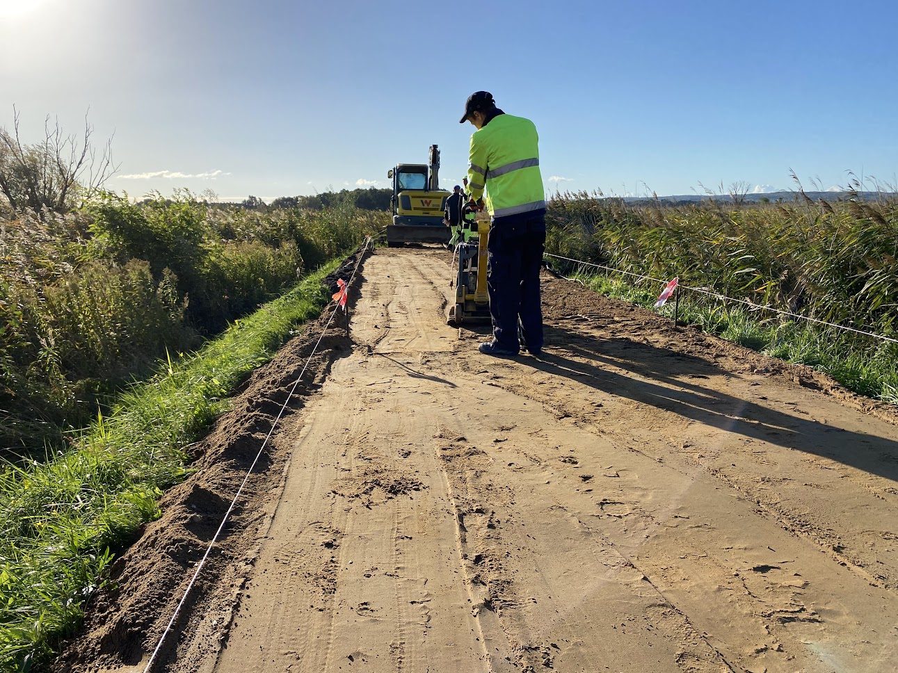 „Zaprojektowanie i wykonanie szlaku rowerowego na wale przeciwpowodziowym wzdłuż rzeki Chełszcząca i jeziora Dąbie”.