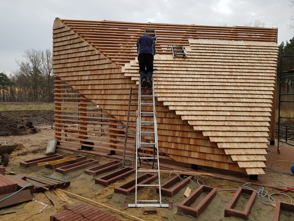 Trwają prace nad ułożeniem gontu modrzewiowego na dachu. Została już ułożona posadzka pod oraz przed Modelowym Miejscem Odpoczynku Rowerzystów w Mrzeżynie. Ponadto Wykonawca rozpoczął układanie posadzki obok MOR.