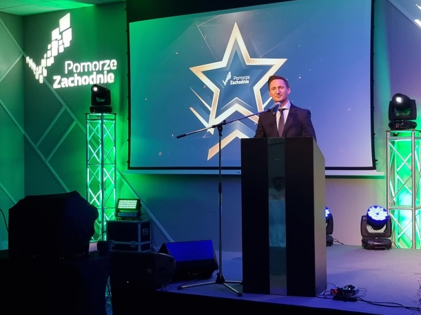 Święto zachodniopomorskiej turystyki. Marszałek Geblewicz na scenie gratuluje branży turystycznej wyników.