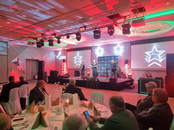 Święto zachodniopomorskiej turystyki. Przedstawiciele branży turystycznej na sali, przy stołach dyskutują o swojej sytuacji.