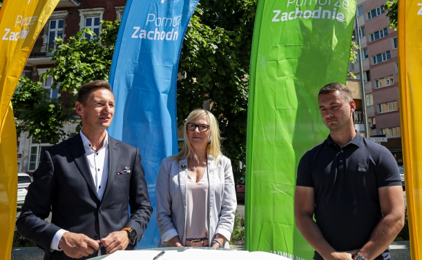 Marszałek Olgierd Geblewicz, Anna Bańkowska (Członek Zarządu WZ) i Krystian Suda (KRISTONE); podpisanie umowy na budowę ścieżki rowerowej brzegiem jeziora Dąbie