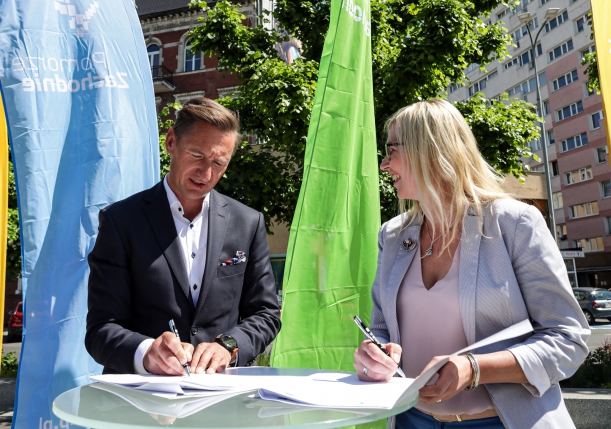 Marszałek Olgierd Geblewicz i Anna Bańkowska podpisują umowę na wykonanie (dokończenie) szlaku rowerowego brzegiem jeziora Dąbie