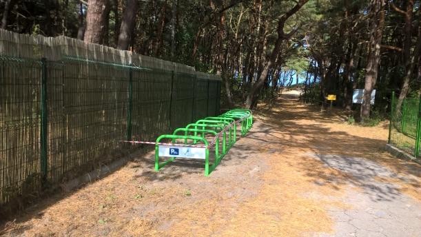 Parkingi rowerowe przy ul. Nadmorskiej w Rogowie przy wejściu na plażę Parkingi rowerowe przy ul. Nadmorskiej w Rogowie przy wejściu na plażę wykonane w ramach projektu "Biking South Baltic"