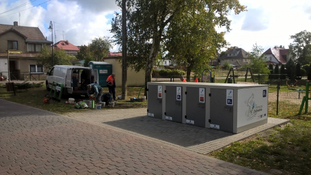 Parkingi rowerowe i boksy rowerowe przy ul. Nadmorskiej w Mrzeżynie wykonane w ramach projektu "Biking South Baltic" Parkingi rowerowe i boksy rowerowe przy ul. Nadmorskiej w Mrzeżynie