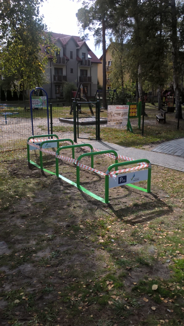 Parkingi rowerowe przy ul. Nadmorskiej w Mrzeżynie Parkingi rowerowe przy ul. Nadmorskiej w Mrzeżynie wykonane w ramach projektu "Biking South Baltic"