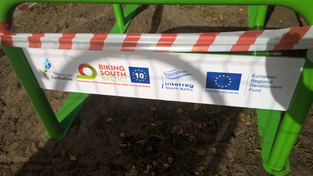 Parkingi rowerowe przy ul. Nadmorskiej w Mrzeżynie Parkingi rowerowe przy ul. Nadmorskiej w Mrzeżynie wykonane w ramach projektu "Biking South Baltic"