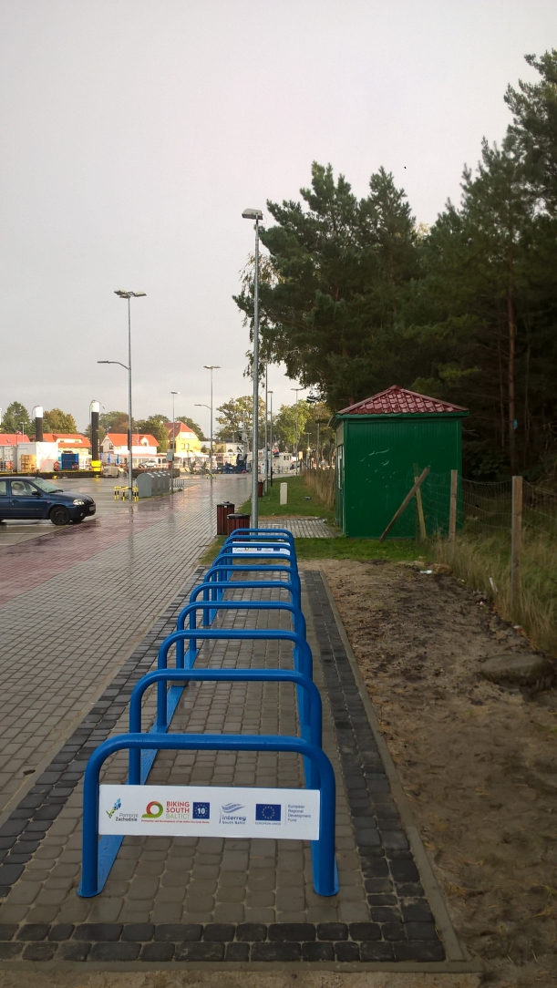 Parkingi rowerowe w porcie Mrzeżyno po lewej stronie ujścia Regi Parkingi rowerowe w porcie Mrzeżyno po lewej stronie ujścia Regi wykonane w ramach projektu "Biking South Baltic"