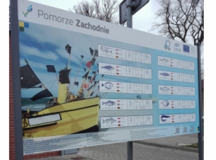 montaż tablic informacyjno-promocyjnych w ramach projektu Fish Markets