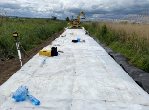 odcinek km 2+000 do km 4+000 na wale przeciwpowodziowym wzdłuż rzeki Chełszcząca i jeziora Dąbie 