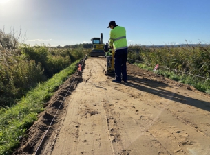 „Zaprojektowanie i wykonanie szlaku rowerowego na wale przeciwpowodziowym wzdłuż rzeki Chełszcząca i jeziora Dąbie”.