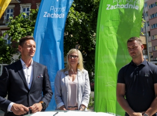 Marszałek Olgierd Geblewicz, Anna Bańkowska (Członek Zarządu WZ) i Krystian Suda (KRISTONE); podpisanie umowy na budowę ścieżki rowerowej brzegiem jeziora Dąbie