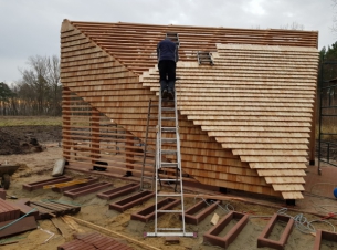 Trwają prace nad ułożeniem gontu modrzewiowego na dachu. Została już ułożona posadzka pod oraz przed Modelowym Miejscem Odpoczynku Rowerzystów w Mrzeżynie. Ponadto Wykonawca rozpoczął układanie posadzki obok MOR.