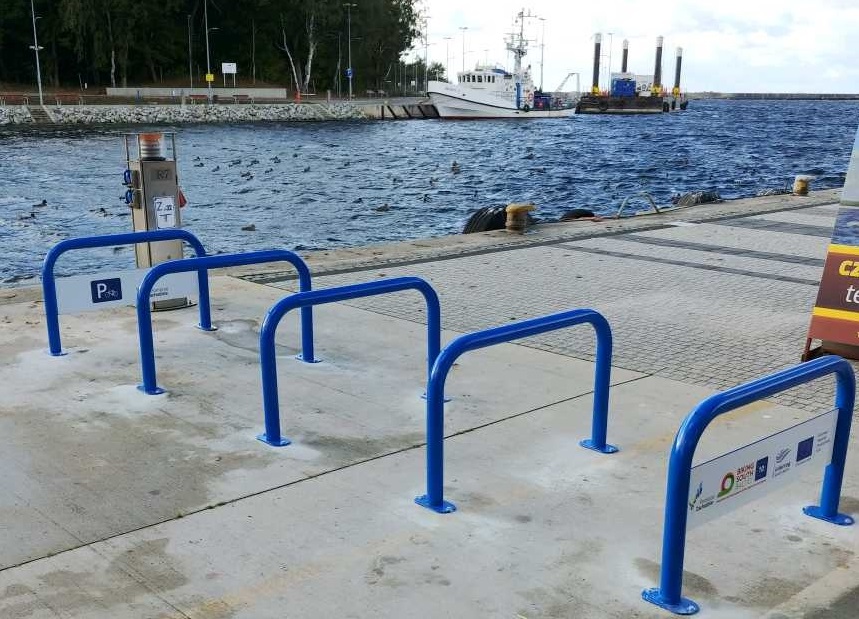 Parkingi rowerowe w porcie Mrzeżyno po prawej stronie ujścia Regi